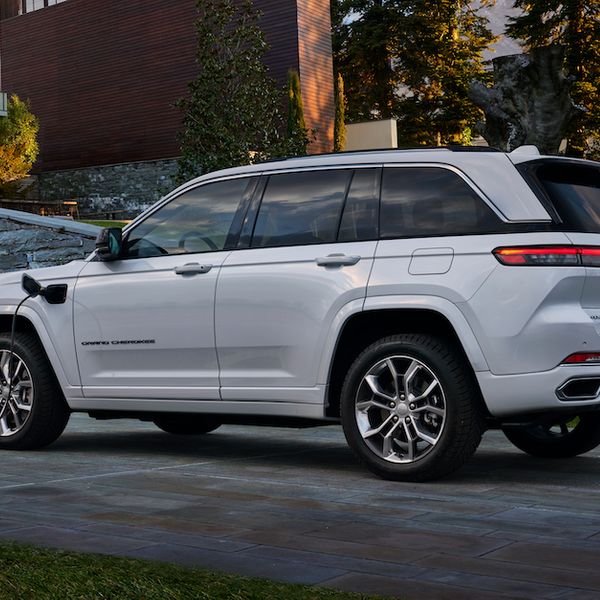 Jeep Grand Cherokee, Silver, Still  shot, side three angles